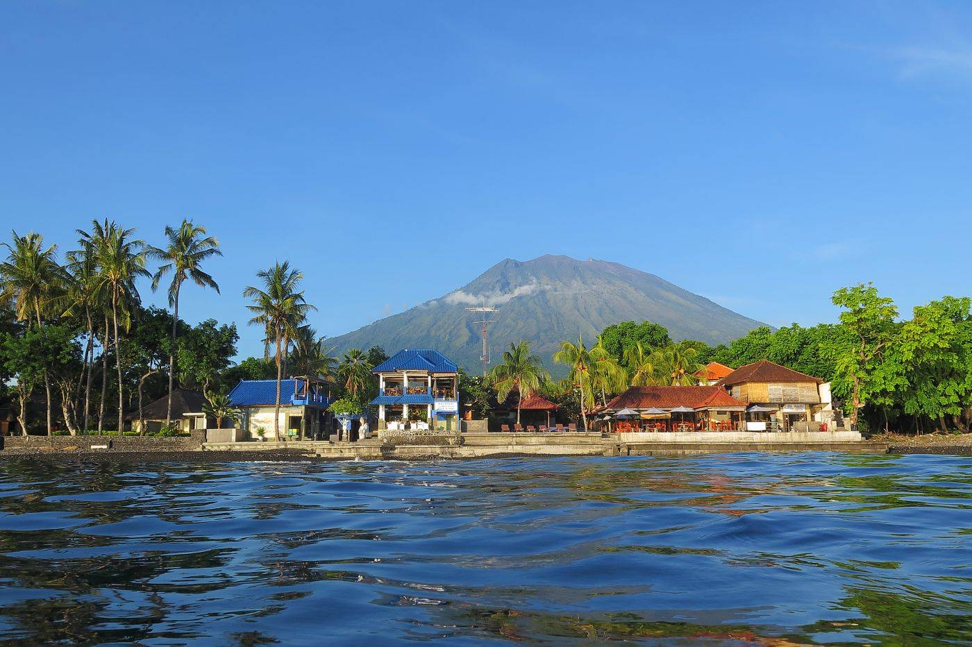 Resorty v Tulambenu pod sopkou Mount Agung