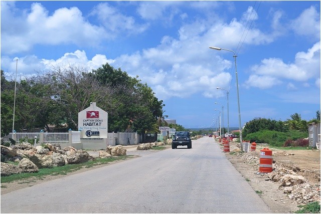 Silnice v hlavním městě Kralendijku, Bonaire. Doprava není nijak náročná, část silnic se ale na ostrově opravuje. Setkáte se tak se spoustou uzavírek, jednosměrek a objízdných tras.