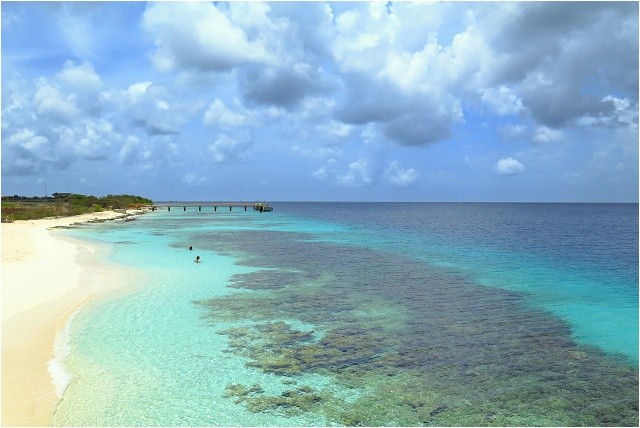 Na plážích s jemným pískem bylo minimum lidí, teplota vody v září byla 27 až 30 °C. Ostrov Bonaire, Karibik