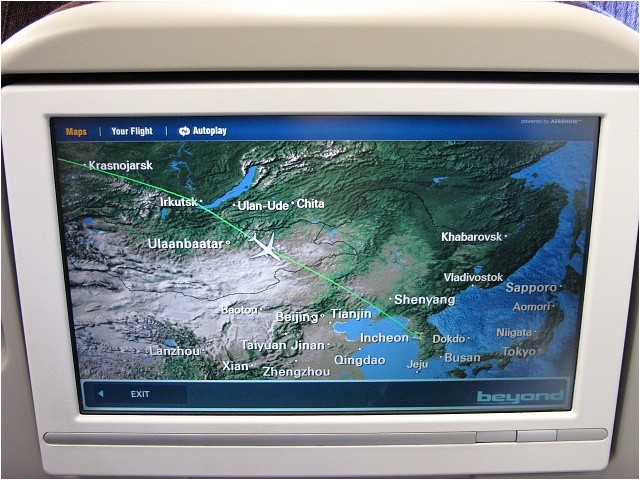 Palubní obrazovka v letadle s mapou cesty přes Rusko, Mongolsko, Čínu až na letiště Inčchon