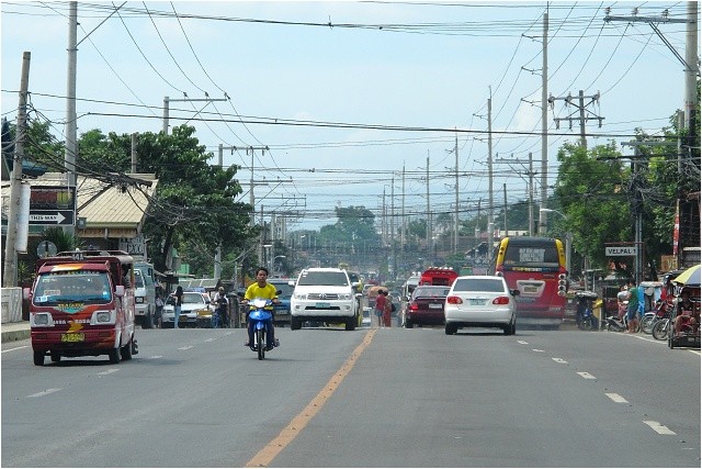 Momentka během cesty z Cebu do přístavu Santander - Liloan. Dopravní ruch na Filipínách.