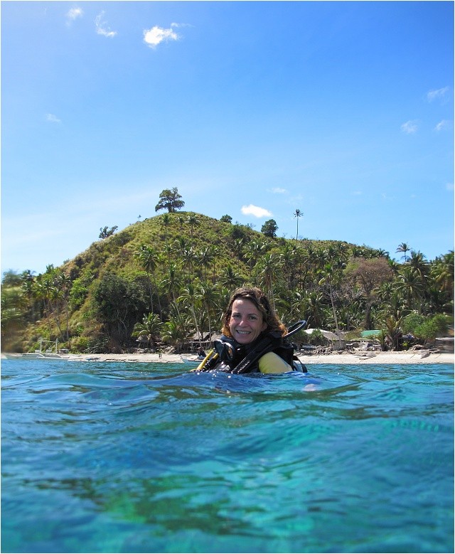 Ingrid v nádherné azurové vodě, východní strana ostrova Apo.