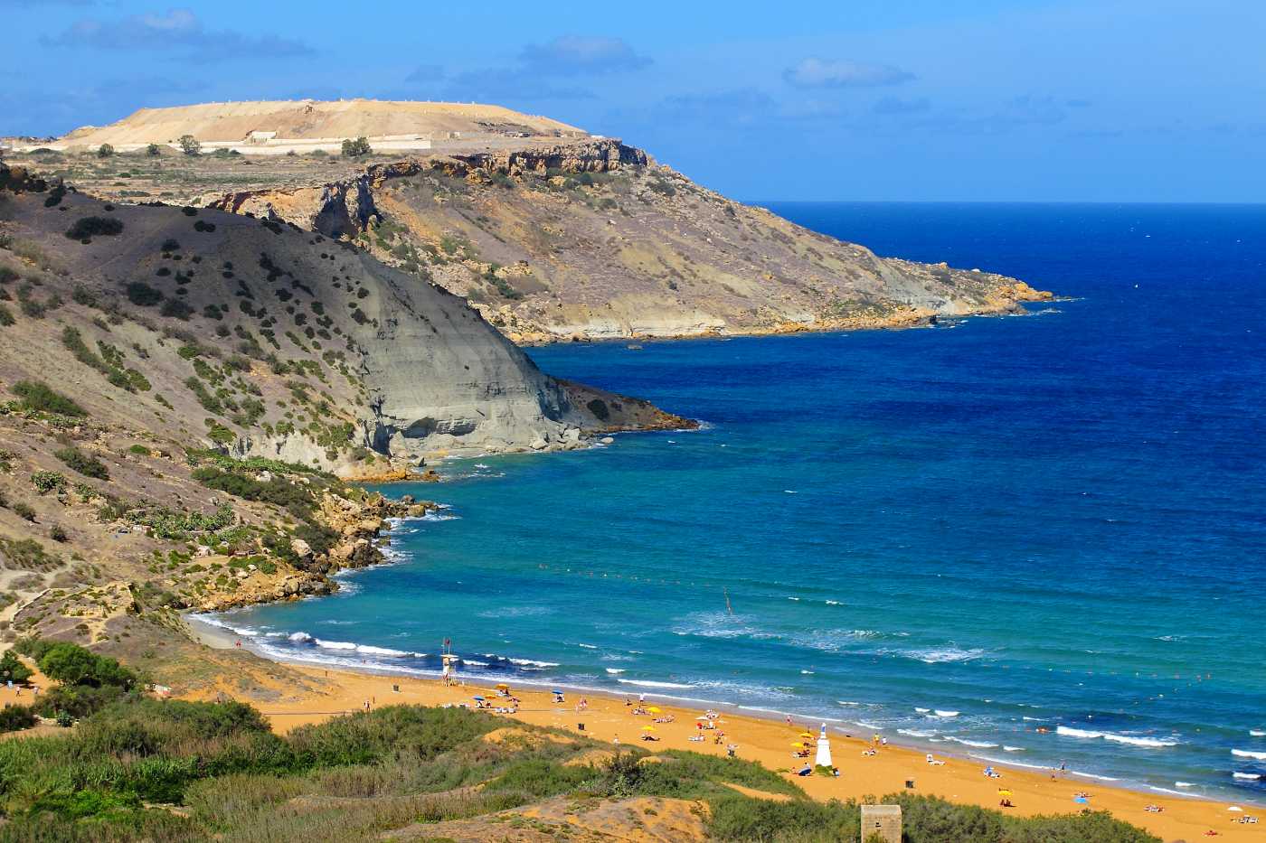 Ostrov Gozo, pohled na pláž Ramla a členité pobřeží.