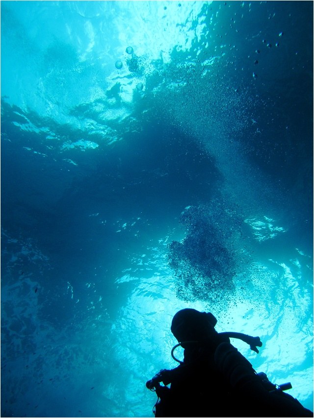 Oblouk Azure Window pod vodou, po vyplavání z Blue Hole