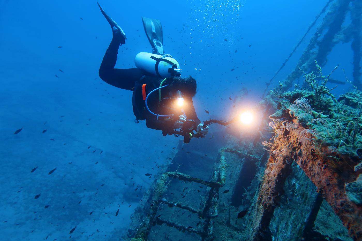 Potápěčka svítí s GoPro kamerou