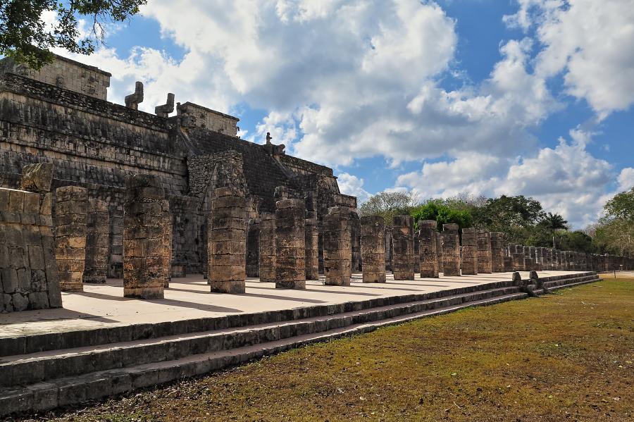 Mexiko. Chichén Itzá, chrám válečníku.