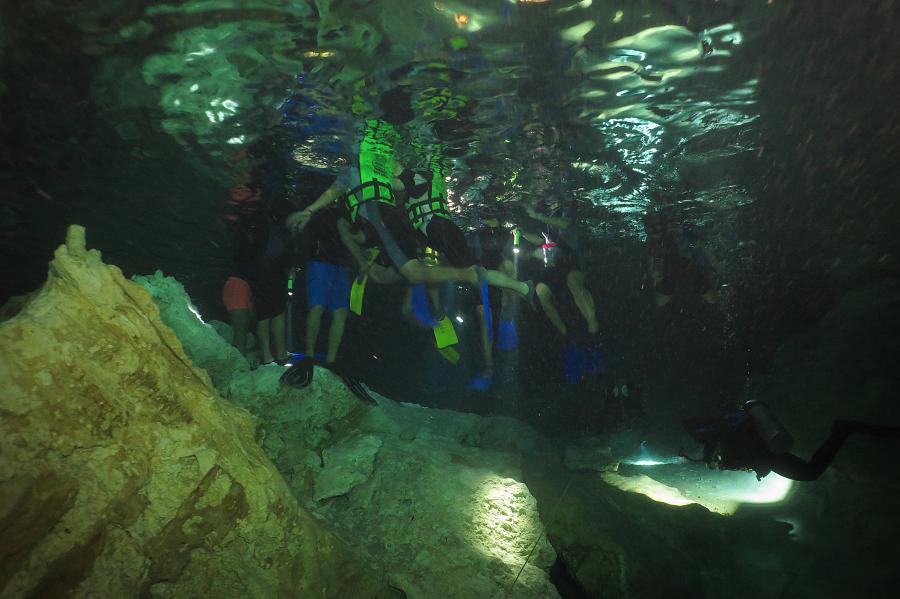 Mexiko, cenota Dos Ojos, šnorchlující turisté.