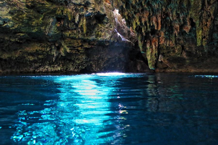 Yucatán, cenota El Pit, vstupní jezírko s unikajícími bublinami vydechovaného vzduchu.