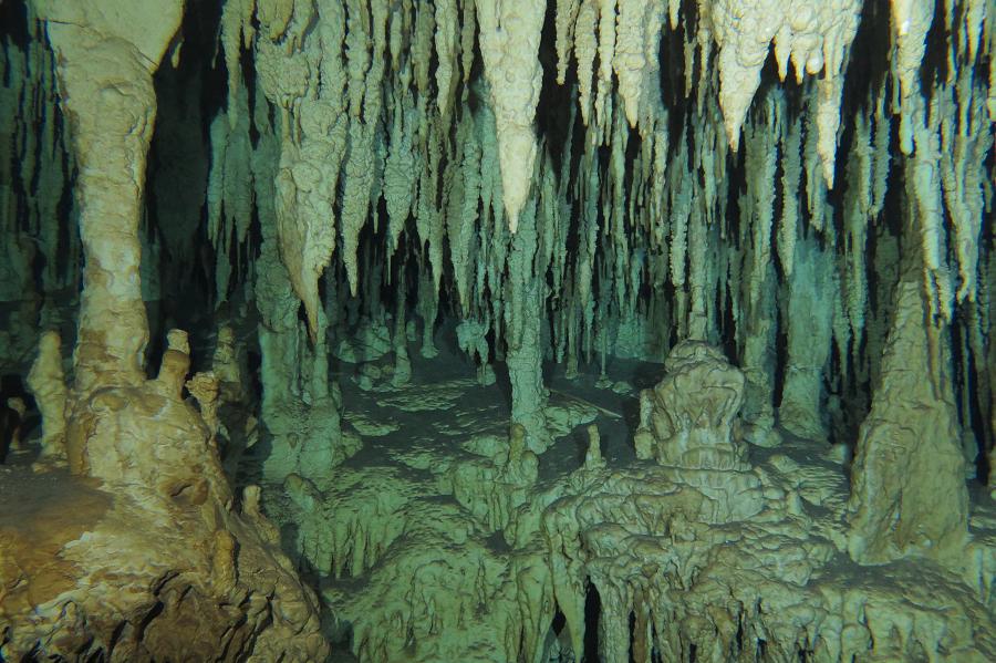 Krápníková výzdoba stěn, Mexiko, Tulum.