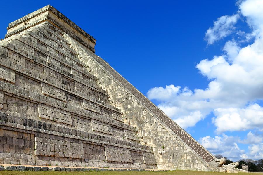 Mexiko. Chichén Itzá, Kukulkánova pyramida zvaná také El Castillo (hrad) s výškou 35 metrů.