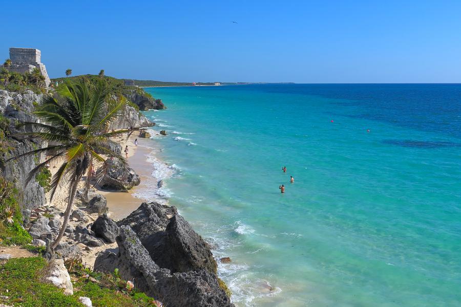 Mexiko, Tulum - romantické pobřeží, palmy, azurová voda a mayské chrámy