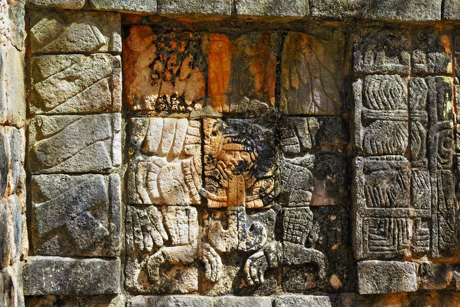 Mexiko. Chichén Itzá, dekorace zdí.