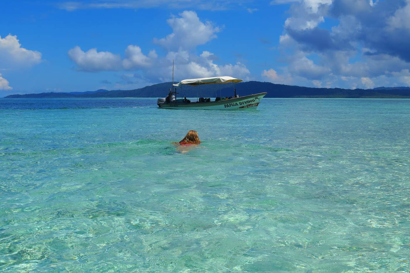 Zcela klidná hladina moře, osvěžujeme se plaváním během obědové pauzy.