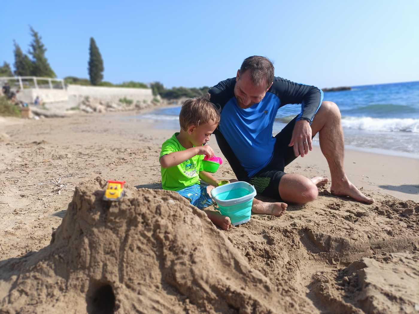 Petr a Tomík při stavění z písku