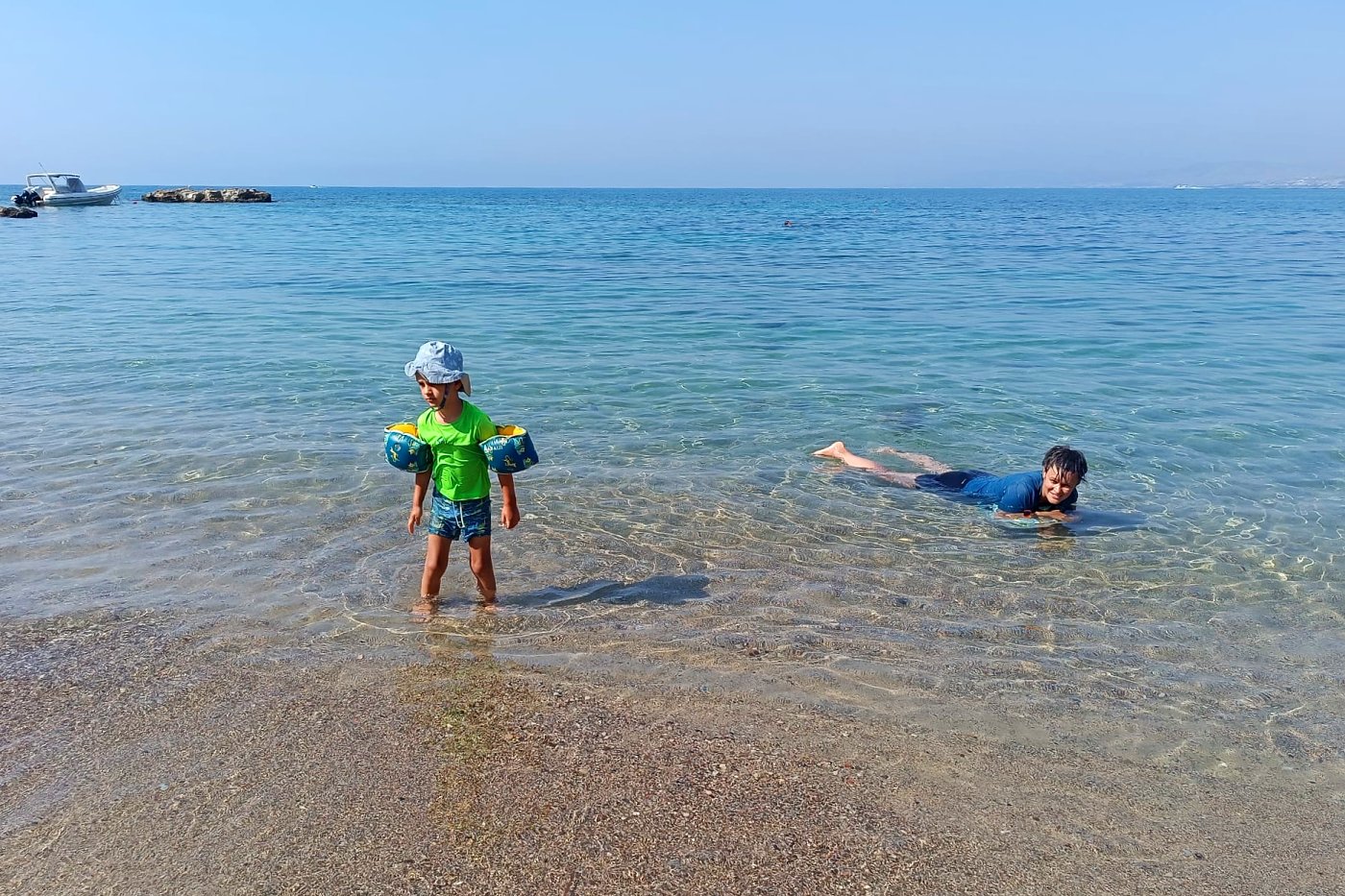 Tomík s Katkou na pláži