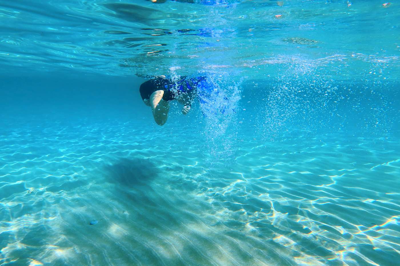 Katka při šnorchlování kousek od pláže, Rhodos Pefki. Některé dny byla voda ráno pěkně čistá.